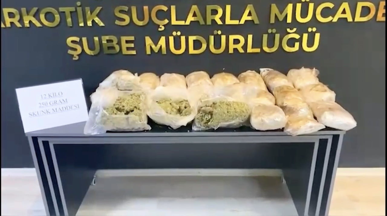 OSMANİYE’DE POLİS EKİPLERİNCE DURDURULAN MİNİBÜSTE YAPILAN ARAMADA, BAGAJ KISMINDAKİ BAVUL...