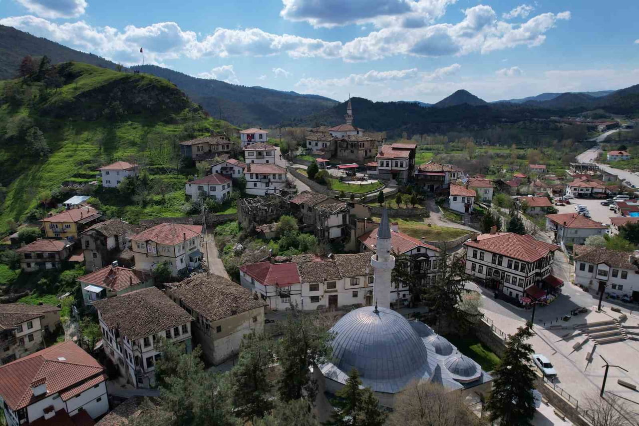 OSMANLI DÖNEMİNDEN GÜNÜMÜZE TAŞINAN GELENEKSEL MİMARİ YAPISIYLA SAKARYA'NIN TARAKLI İLÇESİ, HEM...