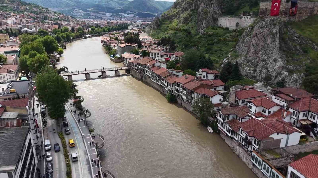 OSMANLI SİVİL MİMARİSİNİN EN GÜZEL ÖRNEKLERİ ARASINDA GÖSTERİLEN YALIBOYU EVLERİ, ÜSTÜNE KURULU...