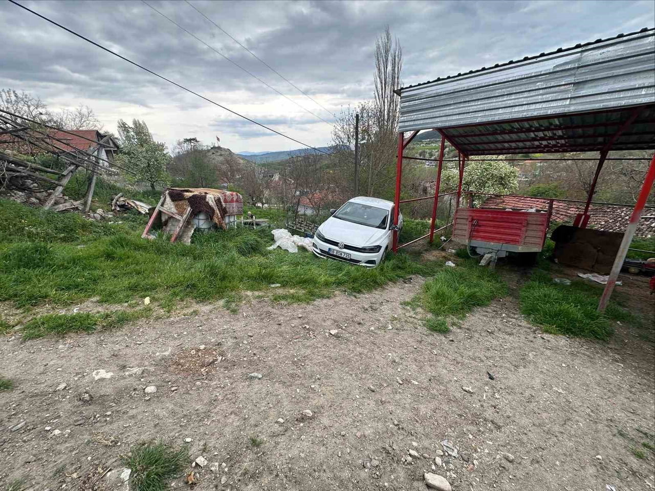 OTOMOBİL ARAÇLAR İÇİN YAPILAN PARK ALANININ KORKULUKLARINA ÇARPARAK DURABİLDİ.