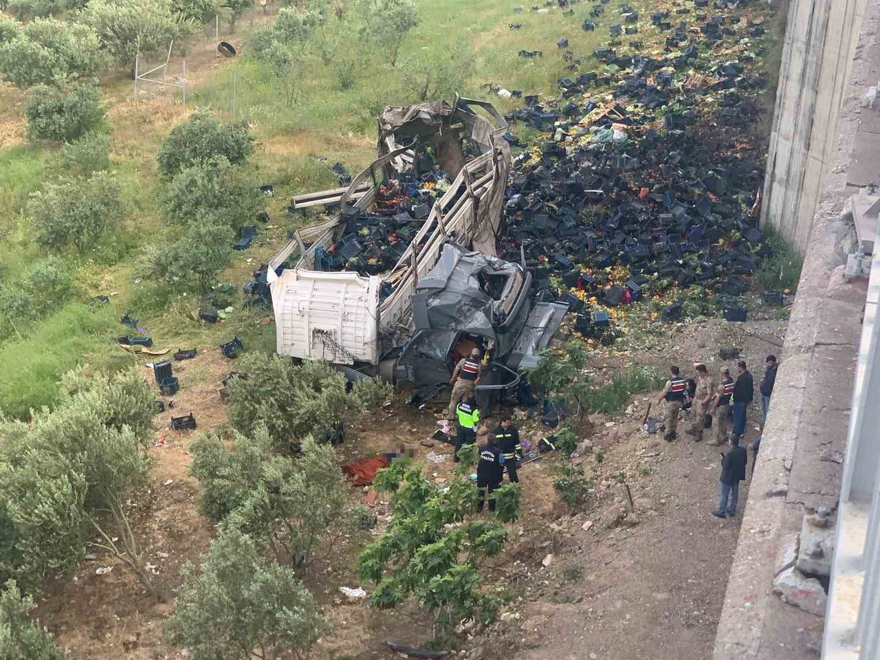 OTOMOBİLE ÇARPAN SEBZE YÜKLÜ TIR VİYADÜKTEN AŞAĞI UÇTU: 3 ÖLÜ, 3 YARALI