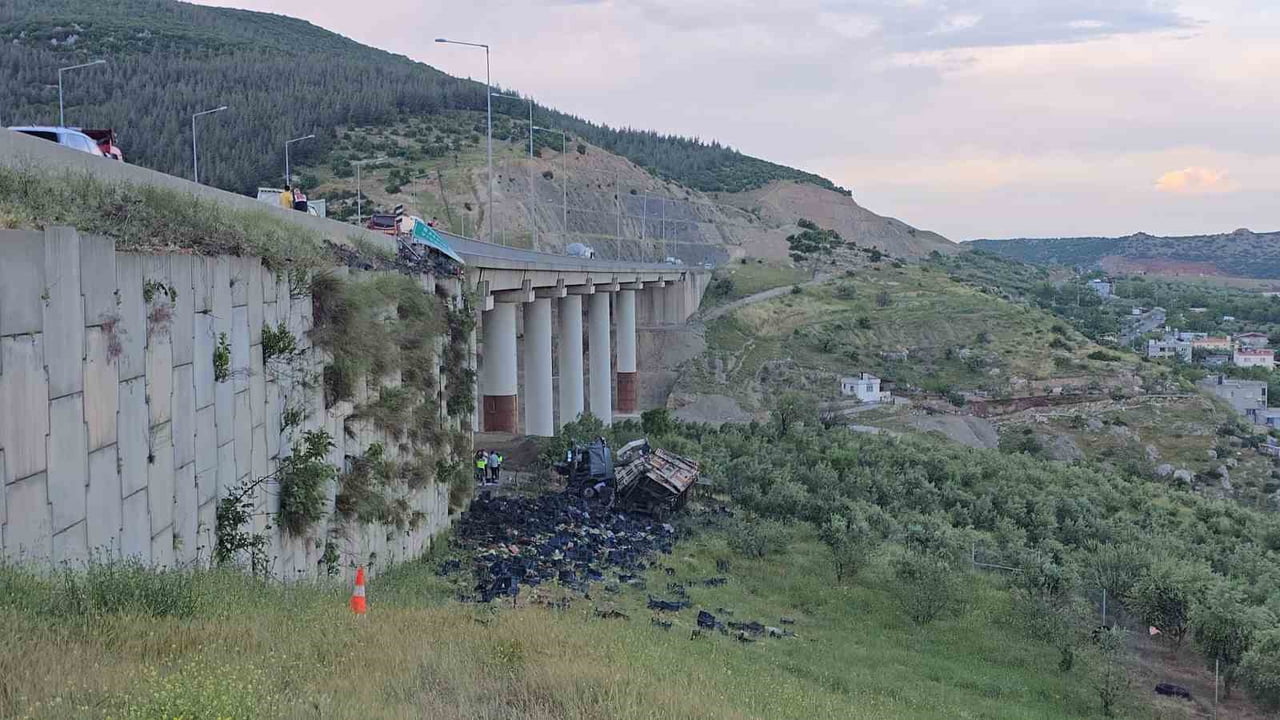 OTOMOBİLE ÇARPAN SEBZE YÜKLÜ TIR VİYADÜKTEN AŞAĞI UÇTU: 3 ÖLÜ, 3 YARALI