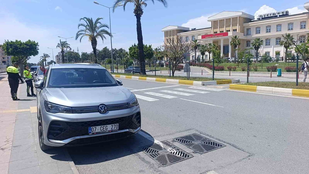 OTOMOBİLE MOTOSİKLETİN ÇARPMASI SONUCU MEYDANA GELEN KAZADA, MOTOSİKLET SÜRÜCÜSÜ YARALANDI.