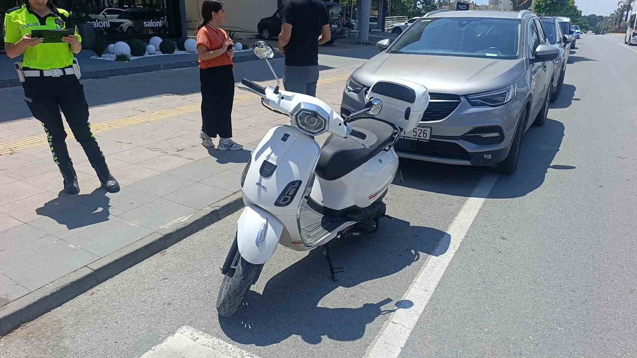 OTOMOBİLE MOTOSİKLETİN ÇARPMASI SONUCU MEYDANA GELEN KAZADA, MOTOSİKLET SÜRÜCÜSÜ YARALANDI.