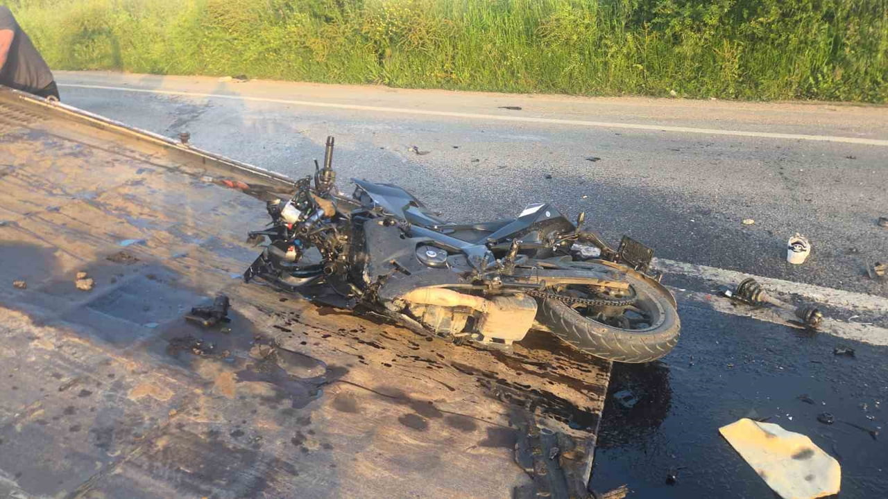 OTOMOBİLİN DEVİRDİĞİ ELEKTRİK DİREĞİNE MOTOSİKLET ÇARPTI: 4 YARALI
