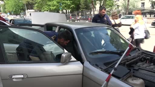 Otomobilin içine giren 1,5 metrelik yılanı itfaiyeciler yakaladı