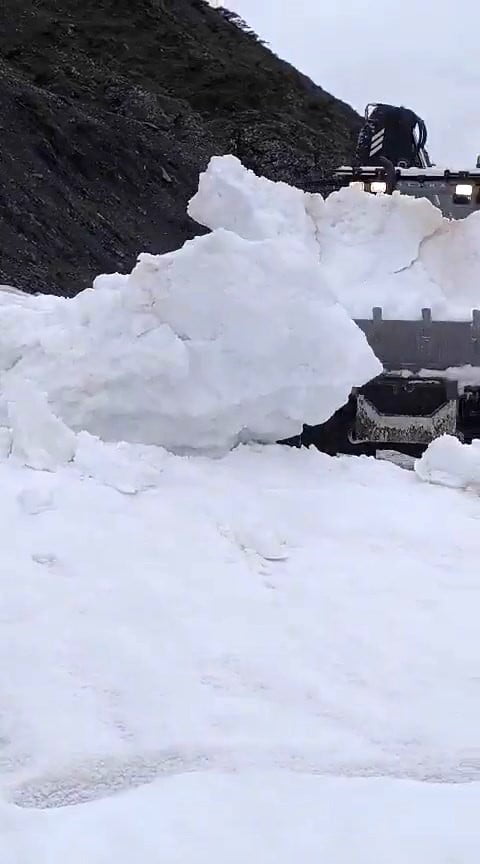 OVACIK İLÇESİNİN YÜKSEK KESİMLERİNDE KARLA MÜCADELE SÜRÜYOR.