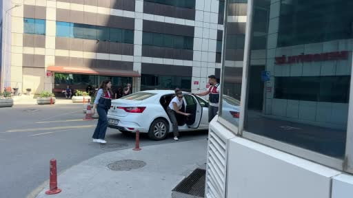 Oyuncu Serenay Sarıkaya, sağlık kontrolü için hastaneye getirildi