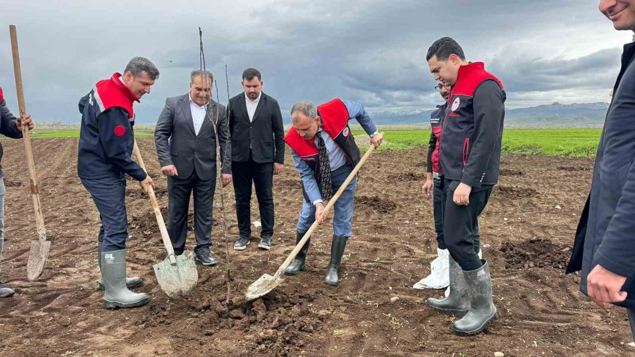OZANLAR KÖYÜNDE MEYVE AĞACI DİKİM ETKİNLİĞİ DÜZENLENDİ.