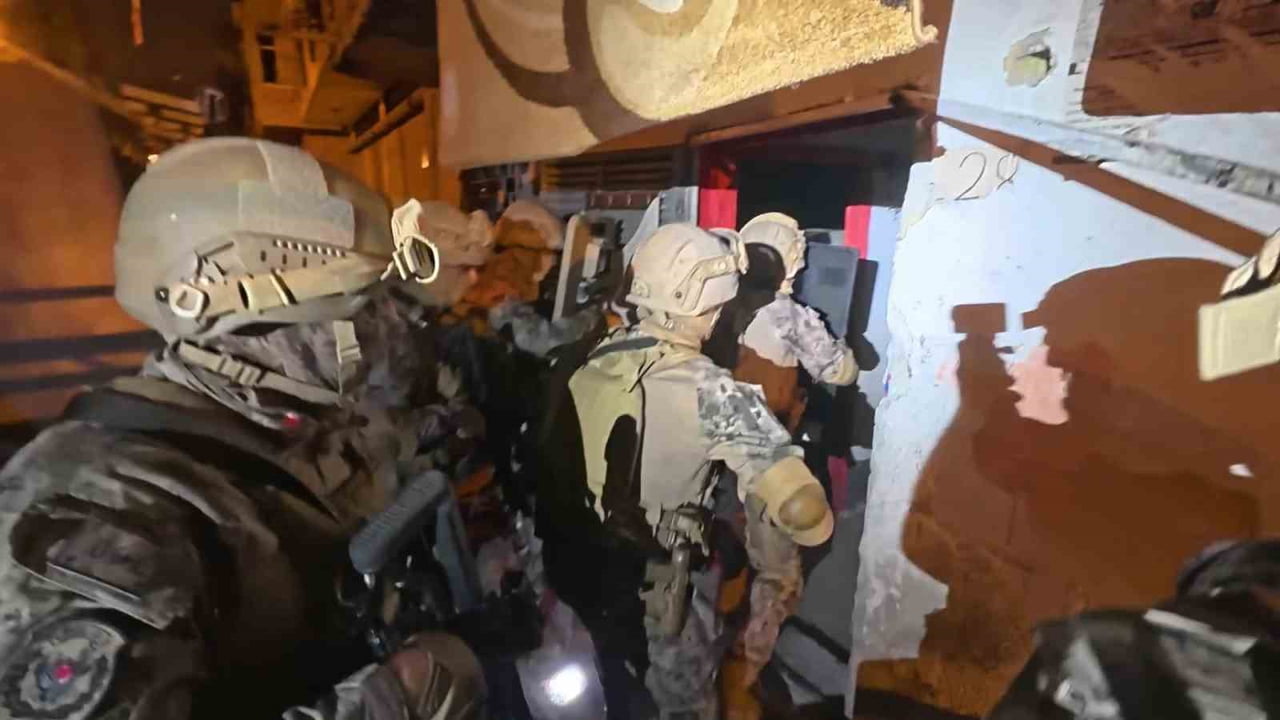 ÖZEL HAREKAT TİMLERİ OPERASYONDA SÖZ KONUSU ŞÜPHELİLERİN EVLERİNİN KAPISINI KOÇBAŞIYLA KIRIP...