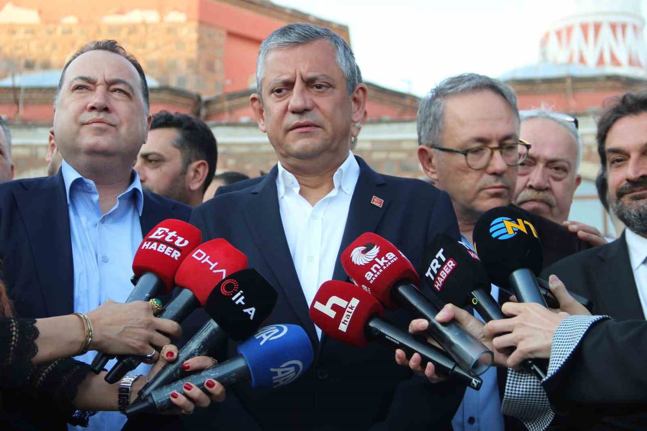 ÖZGÜR ÖZEL BAYRAM NAMAZI ÇIKIŞINDA KONUŞTU