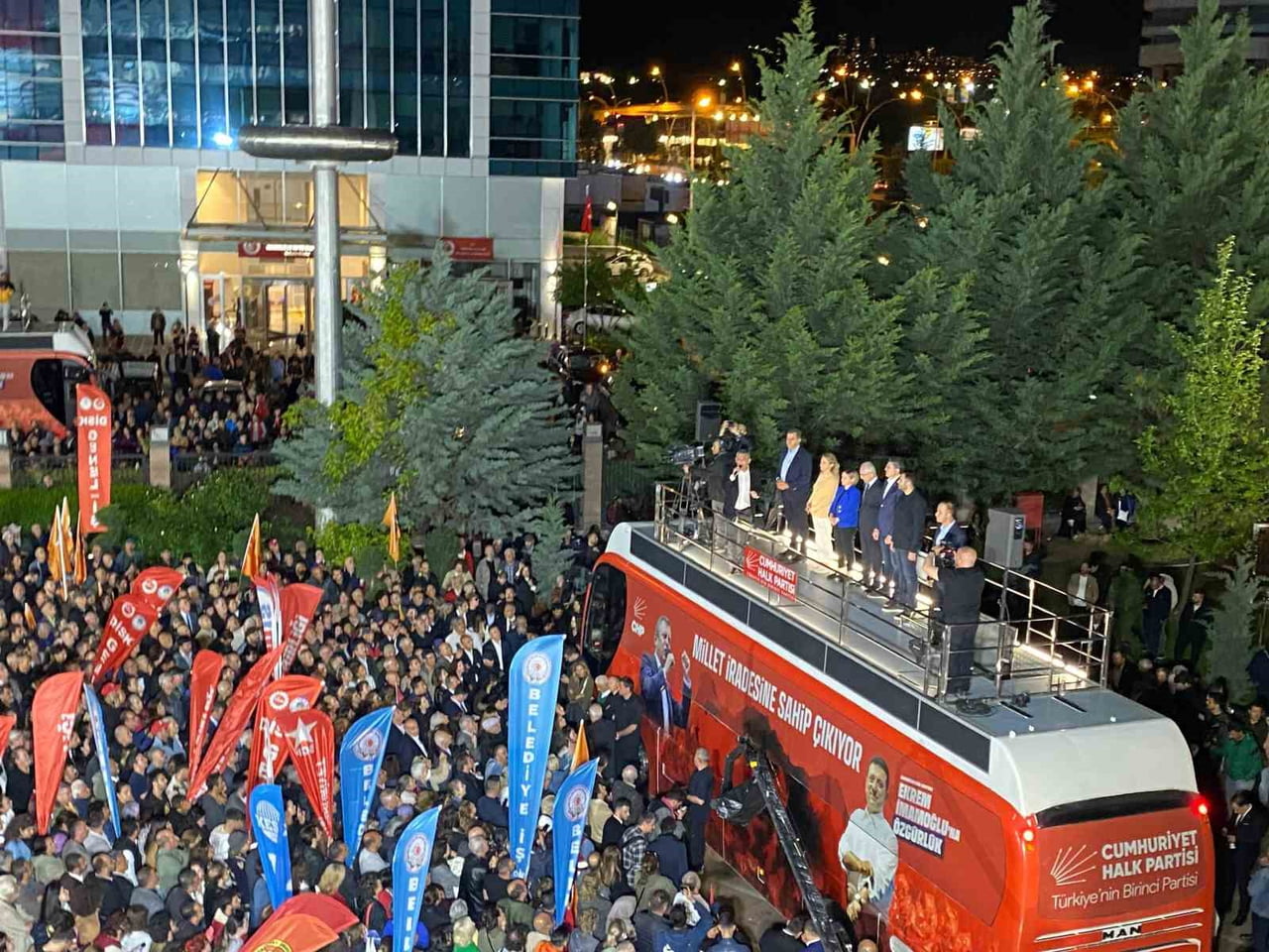 ÖZGÜR ÖZEL, KEMAL KILIÇDAROĞU İLE YAPTIĞI TELEFON GÖRÜŞMESİNE İLİŞKİN, "DEDİM Kİ ‘SOKAĞI GÖRÜYOR...
