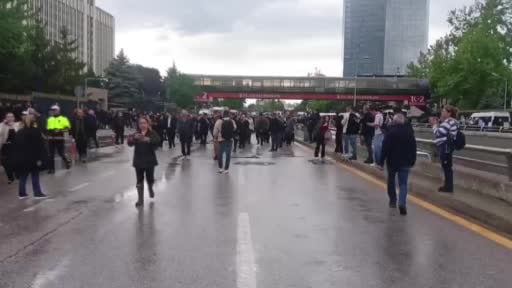 Özgür Özel meclise yürüyor