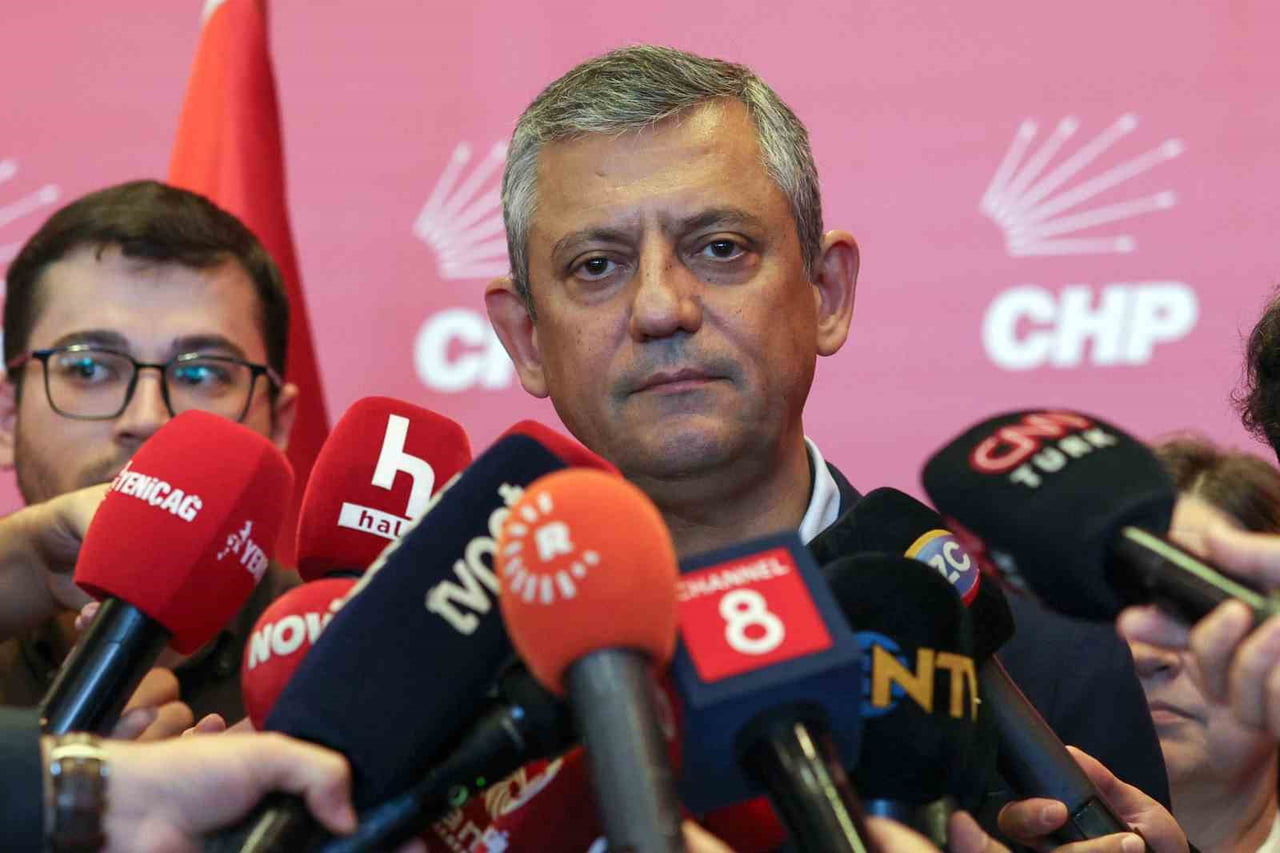 ÖZGÜR ÖZEL, "‘UZLAŞTILAR, BİRİ GRUP BAŞKANI OLACAK, BİRİ GENEL BAŞKAN OLACAK.' ARKADAŞLAR BÖYLE...