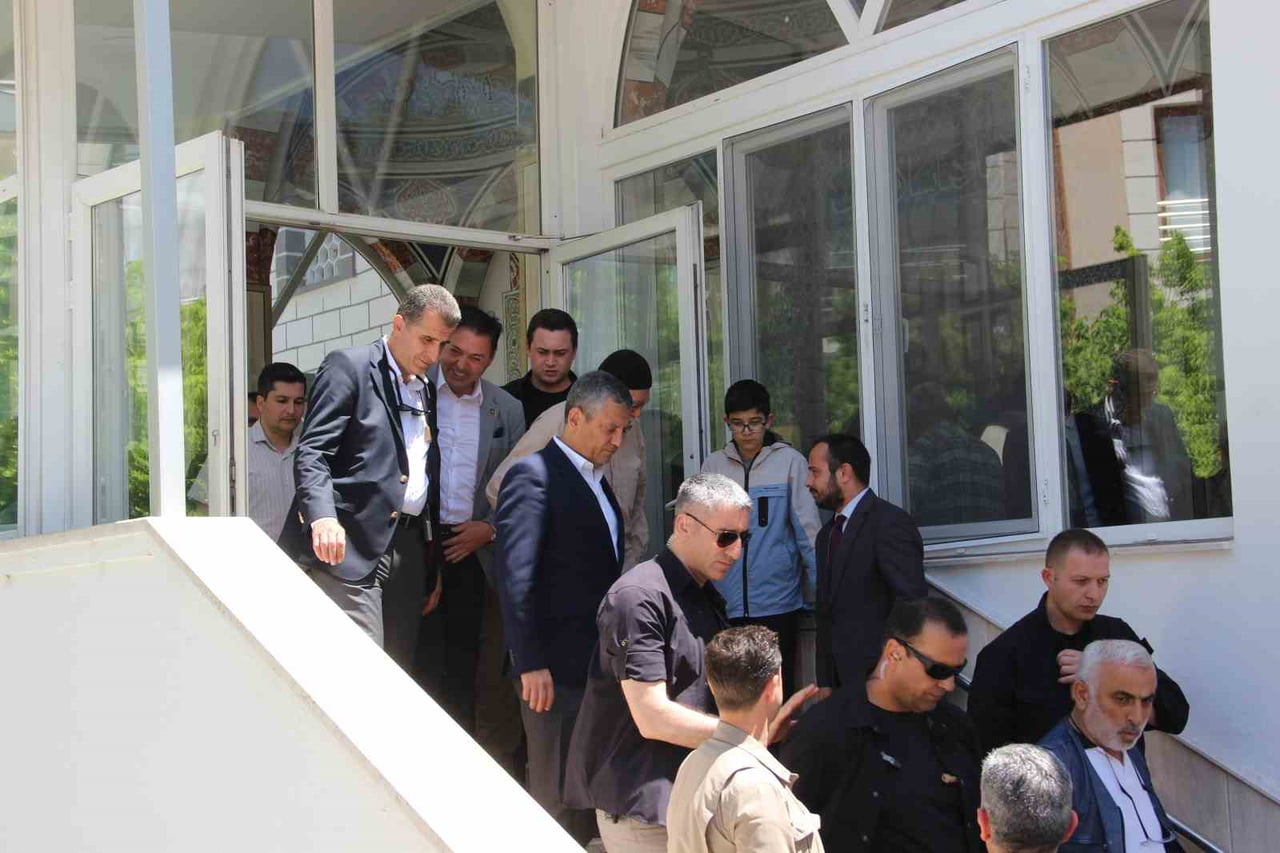 ÖZGÜR ÖZEL, SOMA ULU CAMİİNDEKİ MEVLİT PROGRAMINA KATILDI