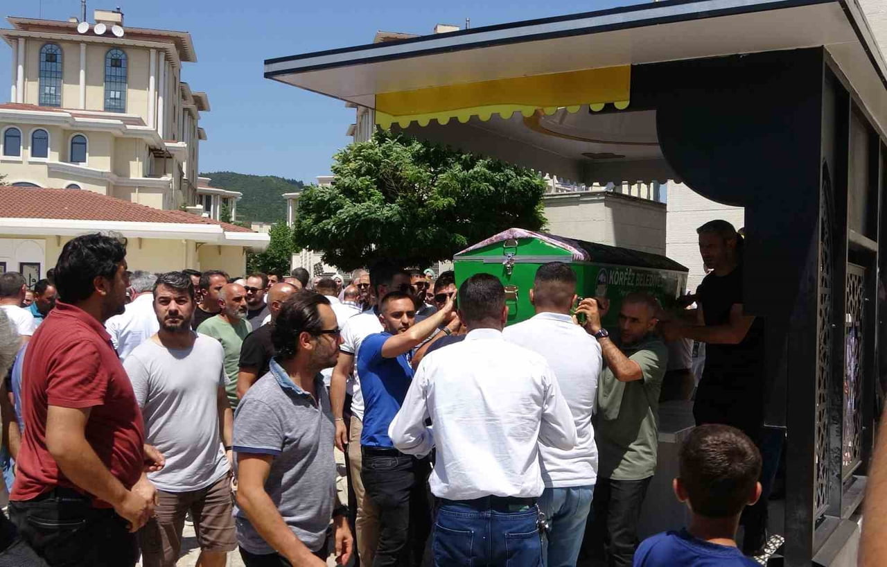 ÖZLEM AYNA'NIN CENAZE NAMAZINDAN KARELER