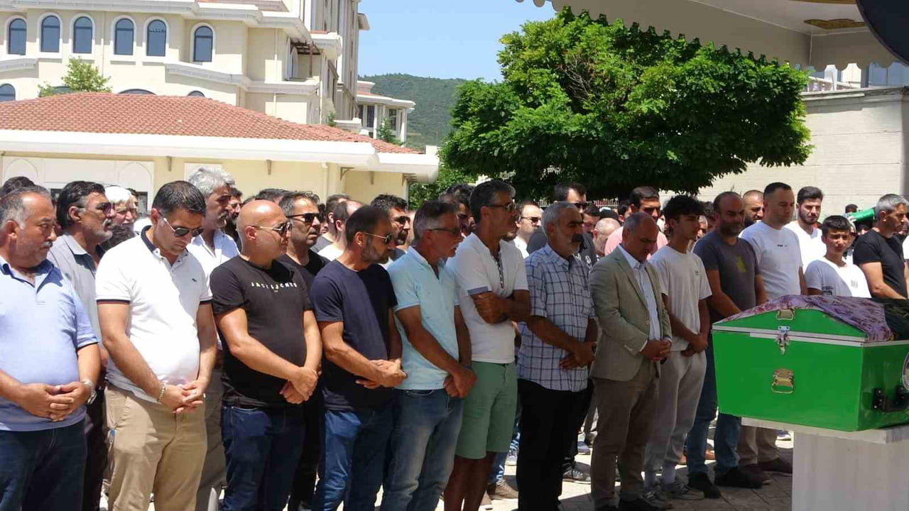 ÖZLEM AYNA'NIN CENAZE NAMAZINDAN KARELER