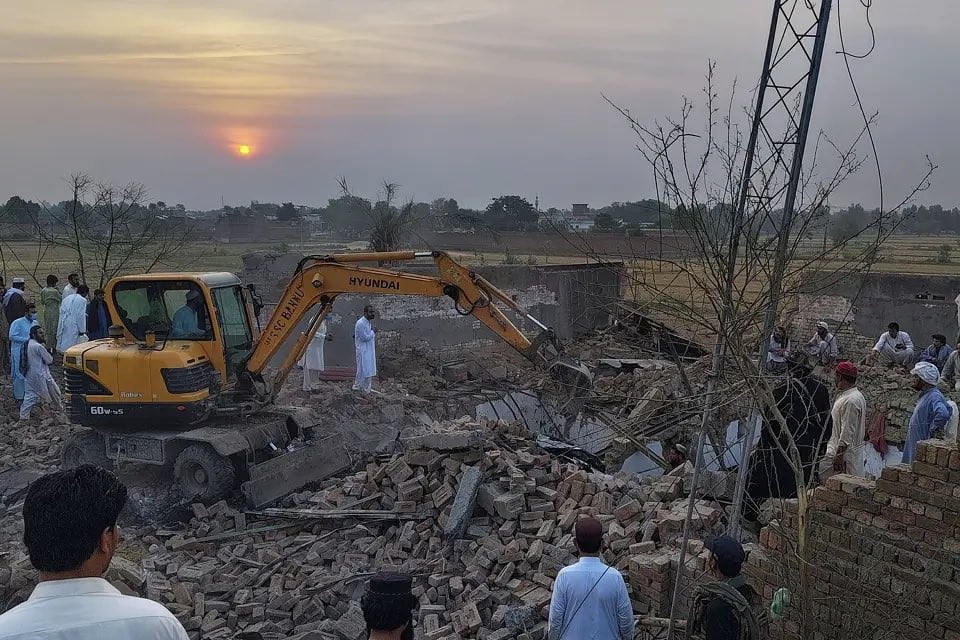 PAKİSTAN’IN KHYBER PAKHTUNKHWA EYALETİNDEKİ KARAKOLA DÜZENLENEN BOMBALI VE SİLAHLI SALDIRIDA EN AZ...