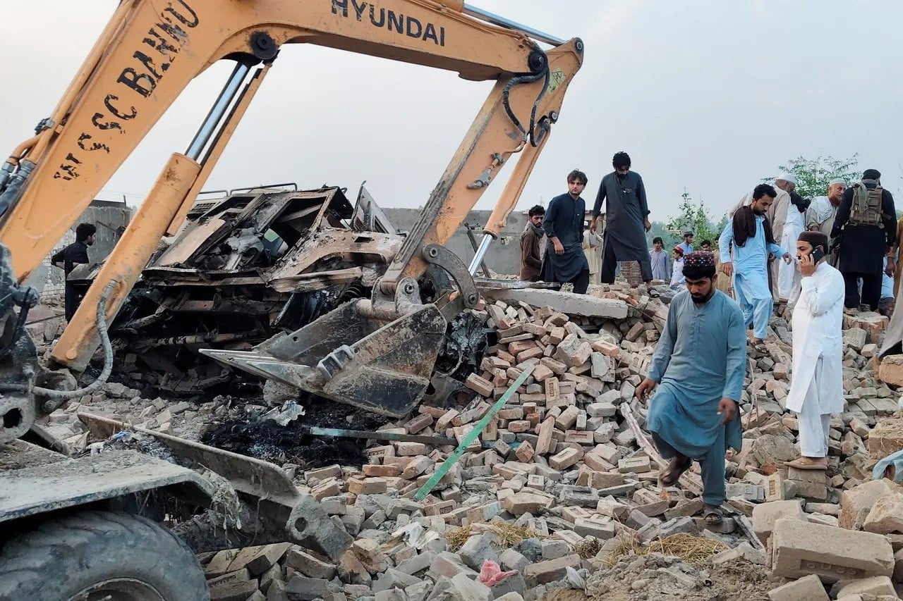 PAKİSTAN’IN KHYBER PAKHTUNKHWA EYALETİNDEKİ KARAKOLA DÜZENLENEN BOMBALI VE SİLAHLI SALDIRIDA EN AZ...