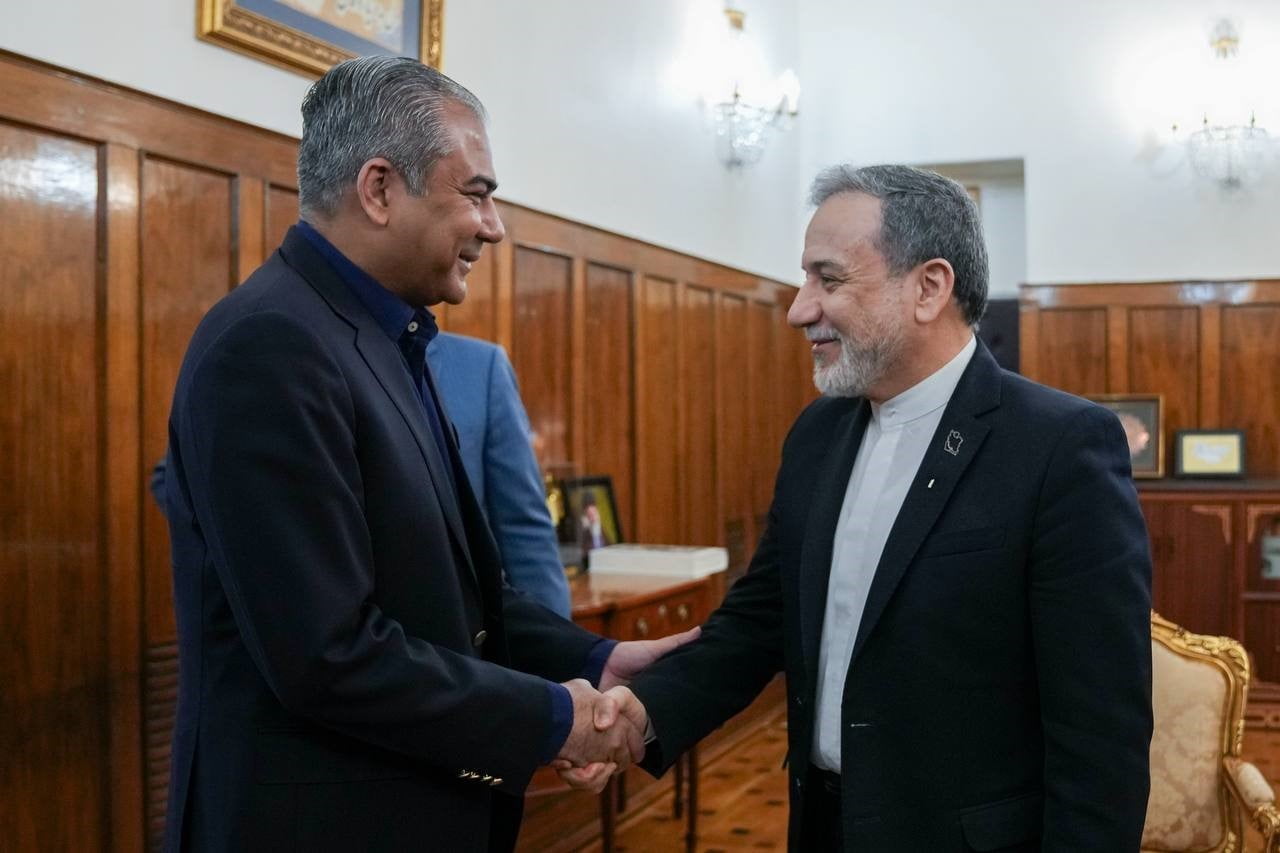 PAKİSTANLI BAKAN NAQVİ, PEZEŞKİYAN TARAFINDAN KABUL EDİLDİ