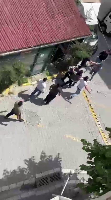 PARA VERMEDEN GİTMEK İSTEYEN ŞAHSA BERBER ESNAFI MEHMET ALİ İĞREK, "TEKRAR GELME" DERKEN, ŞAHIS...