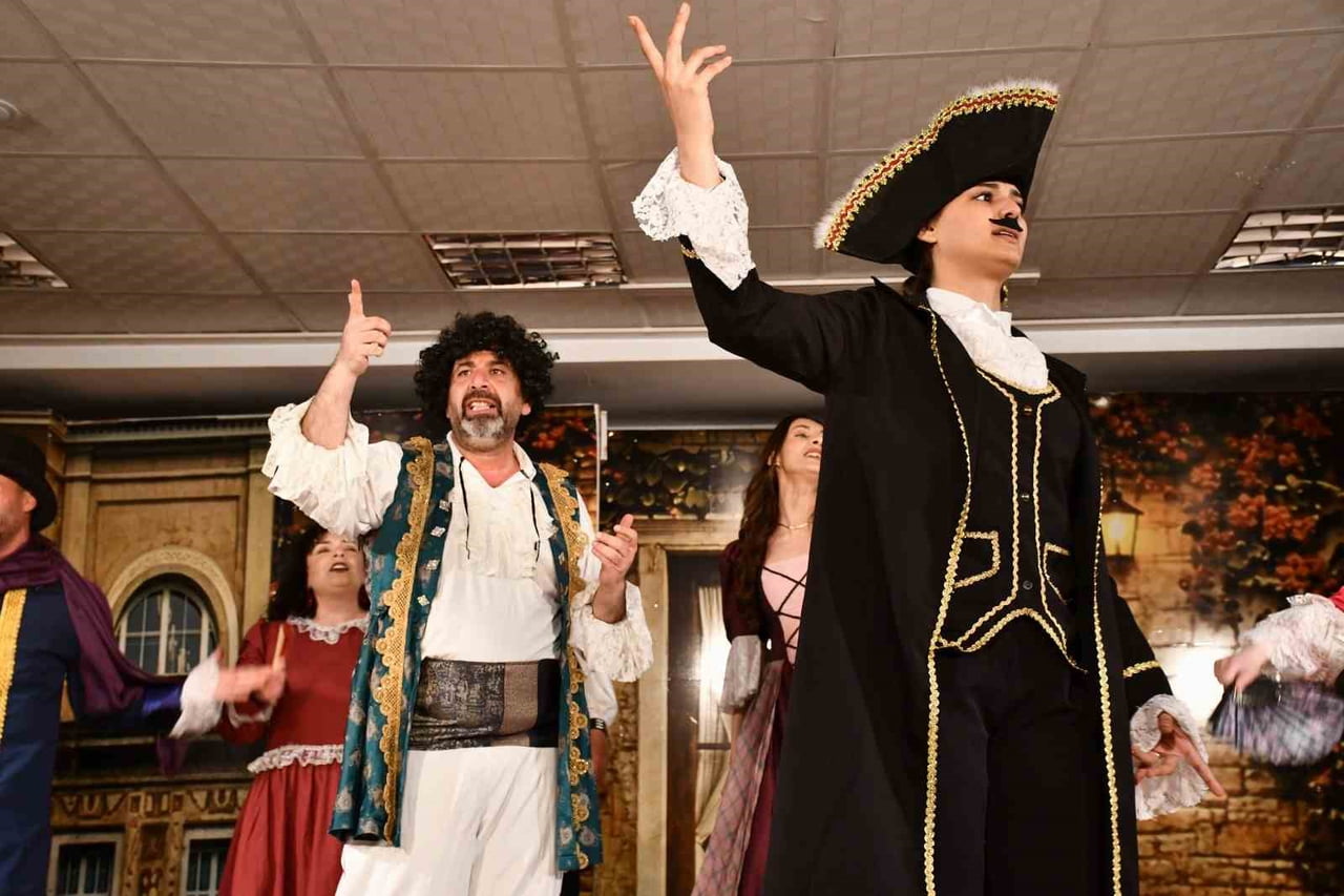 PATNOS’TA TİYATRO GECESİ AYAKTA ALKIŞLANDI