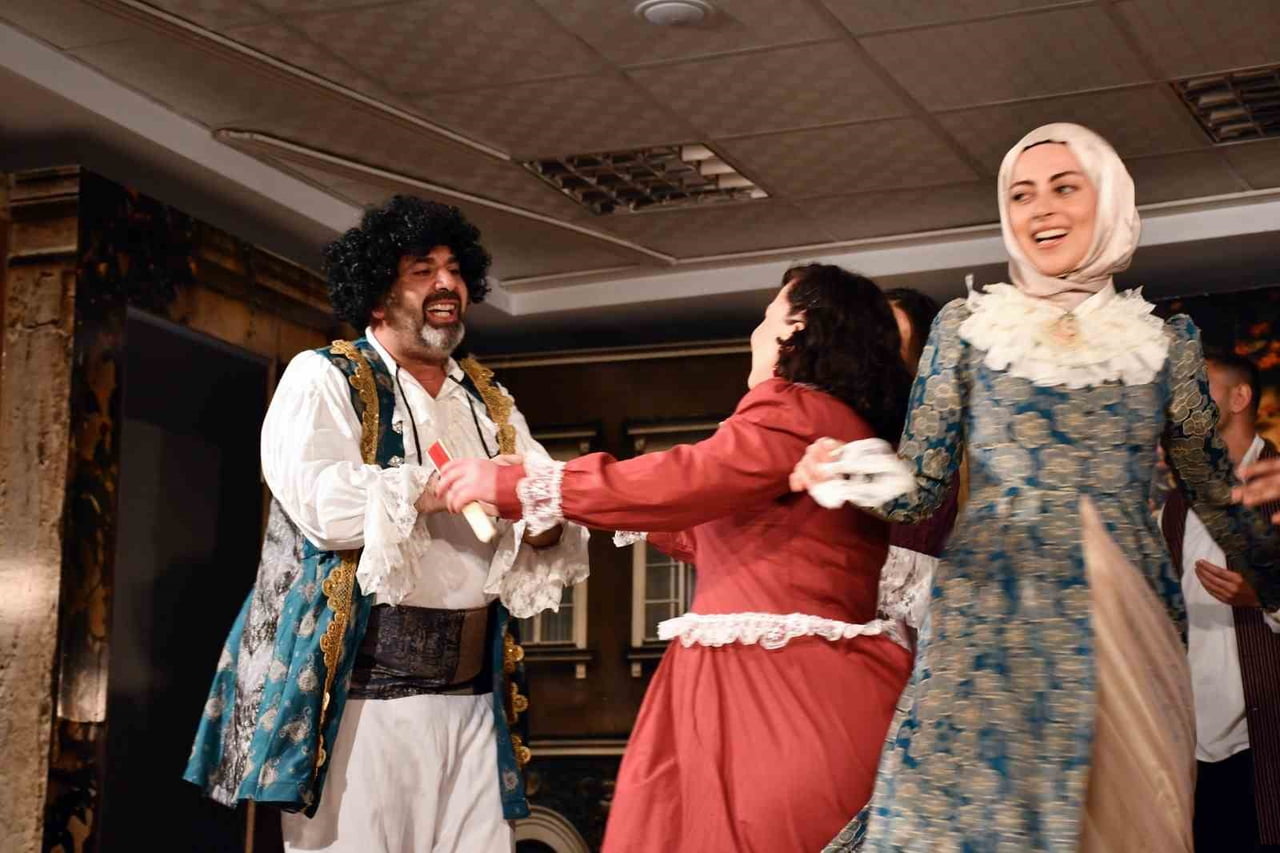PATNOS’TA TİYATRO GECESİ AYAKTA ALKIŞLANDI