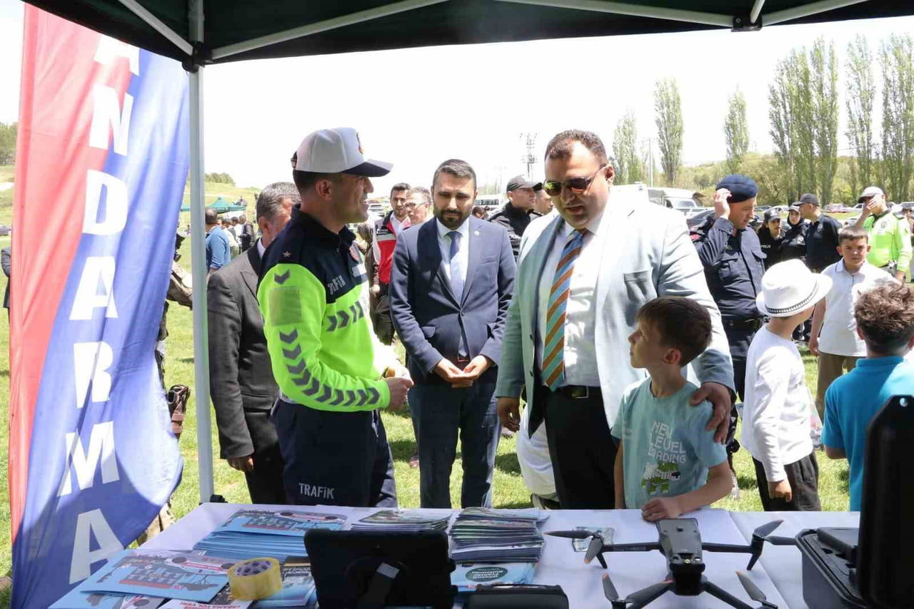 PAZARLAR’DA GELENEKSEL UÇURTMA ŞENLİĞİ