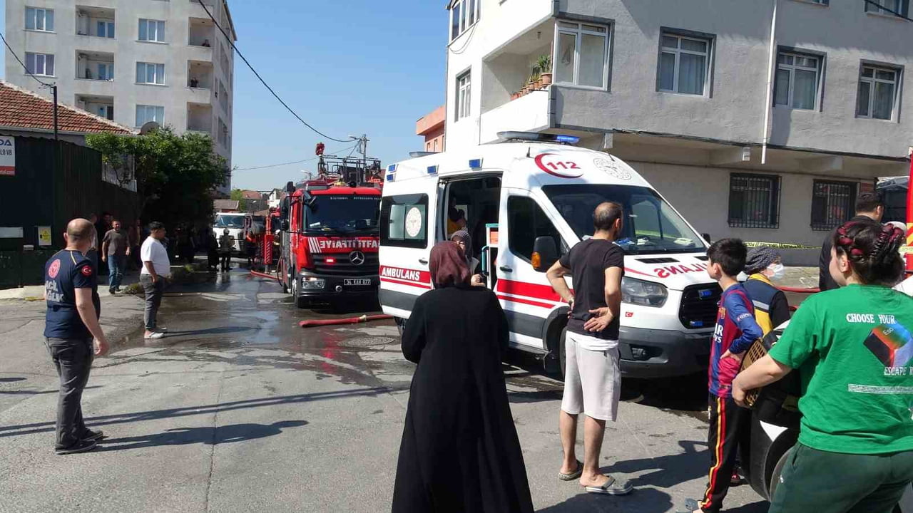 PENDİK'TE İKİ KATLI BİNANIN BİRİNCİ KATINDA ÇIKAN YANGIN PANİĞE NEDEN OLDU. YANGINDA 1 KİŞİ...