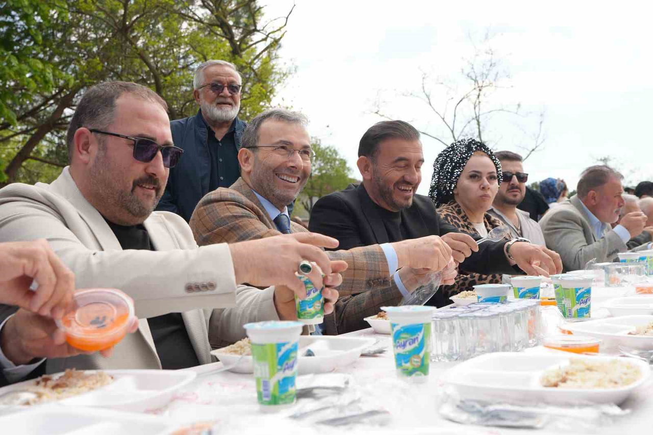 PENDİK BELEDİYESİ TARAFINDAN ÇEŞİTLİ İKRAMLARDA BULUNURKEN, PİLAV DAĞITIMI...
