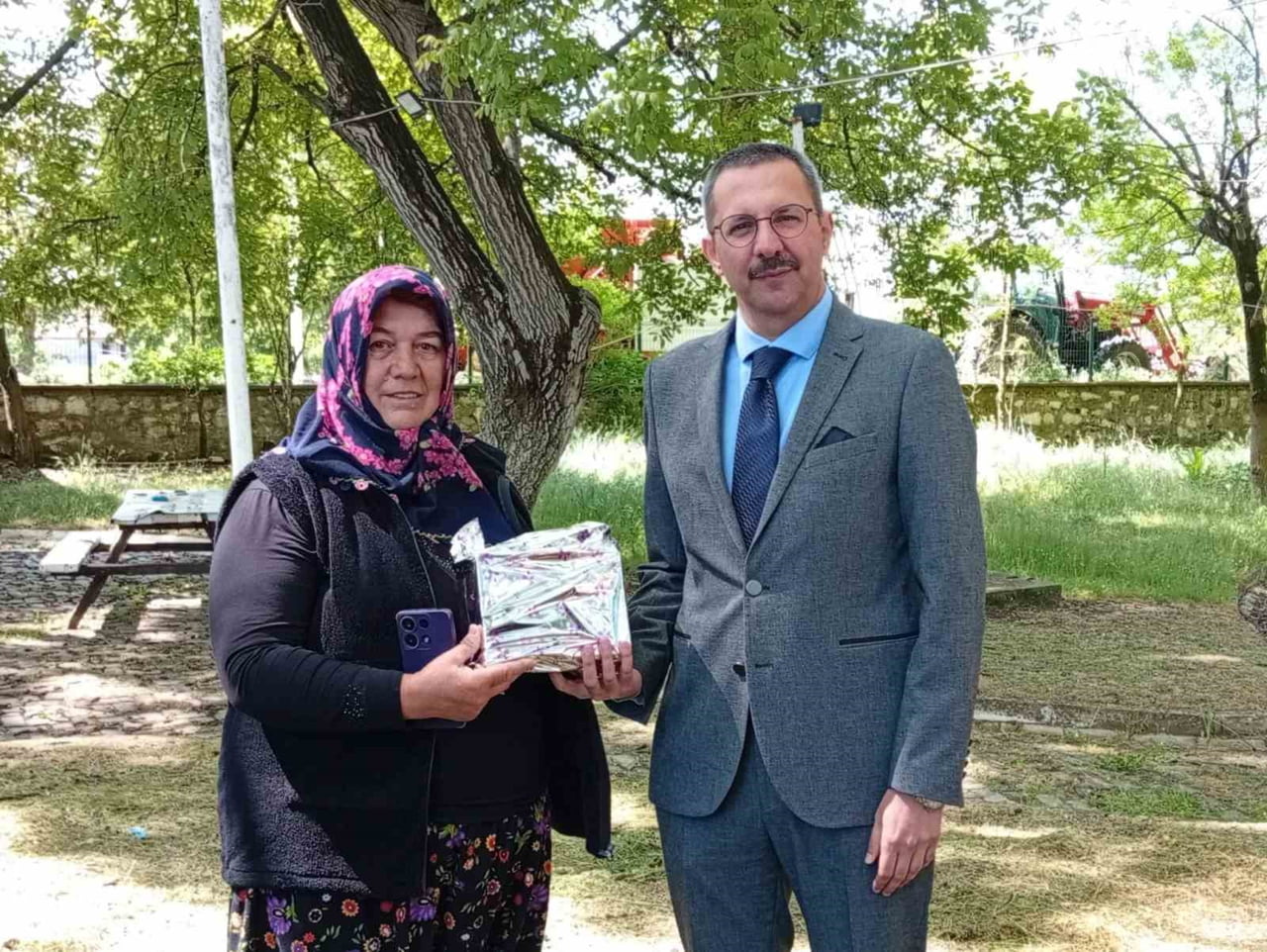 PINARHİSAR KAYMAKAMI ENVER ÖZDERİN, KADIN ÇİFTÇİYE HEDİYE VERDİ.