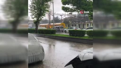 Polatlı'da elektrik direğine düşen yıldırım yangın çıkardı