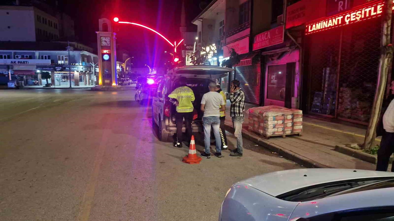 POLİS EKİPLERİ DENETİM NOKTALARINDA SÜRÜCÜLERİ TEK TEK DURDURARAK GEREKLİ KONTROLLERDE...