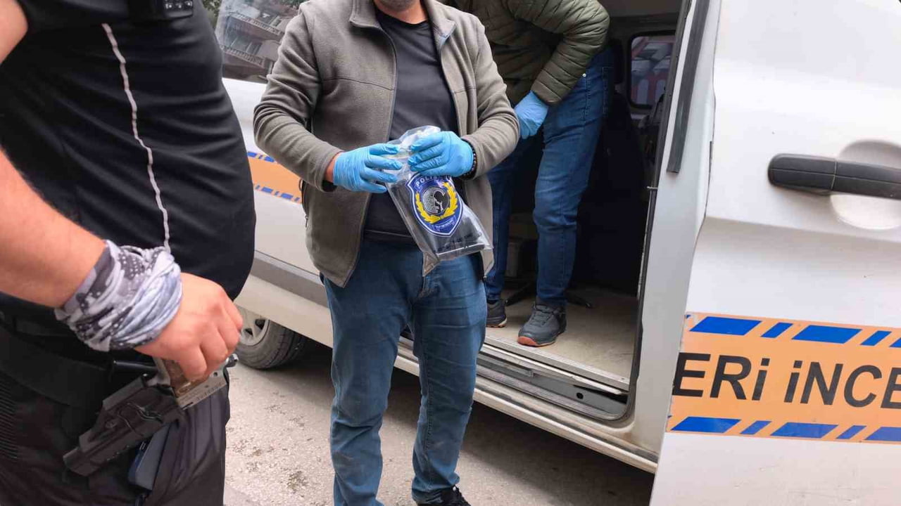 POLİSTEN KAÇTI, RUHSATSIZ TABANCA ÇIKTI