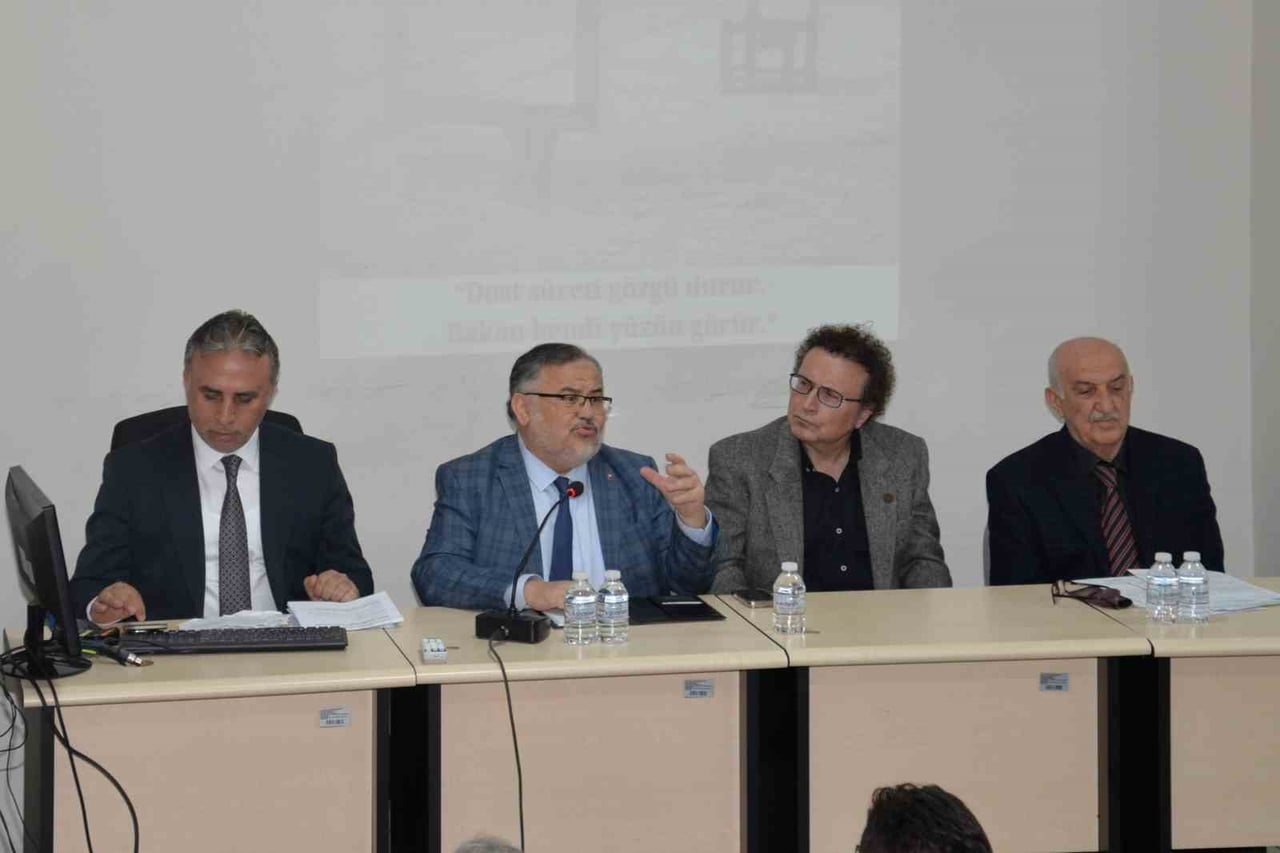 PROF. DR. BİLAL KEMİKLİ (SOLDAN İKİNCİ), GEMUHLUOĞLU’NUN ŞAHSİYETİNİ DOSTLUK, UMUT VE TURANCILIK...