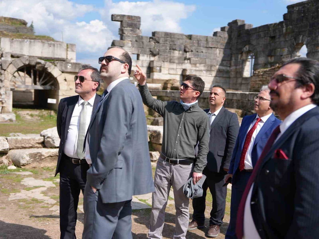 PROGRAM İL DIŞINDAN GELEN KONUKLARIN KONURALP ANTİK TİYATROSU, İÇME SUYU ALTYAPI YATIRIM VE...