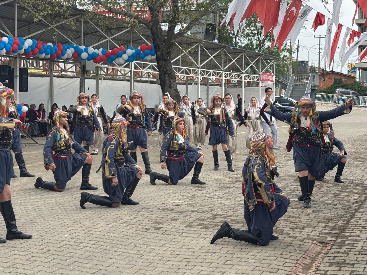 PROGRAM KAPSAMINDA HALK OYUNLARI VE MEHTERAN TAKIMI GÖSTERİLERİ VATANDAŞLARDAN BÜYÜK BEĞENİ...