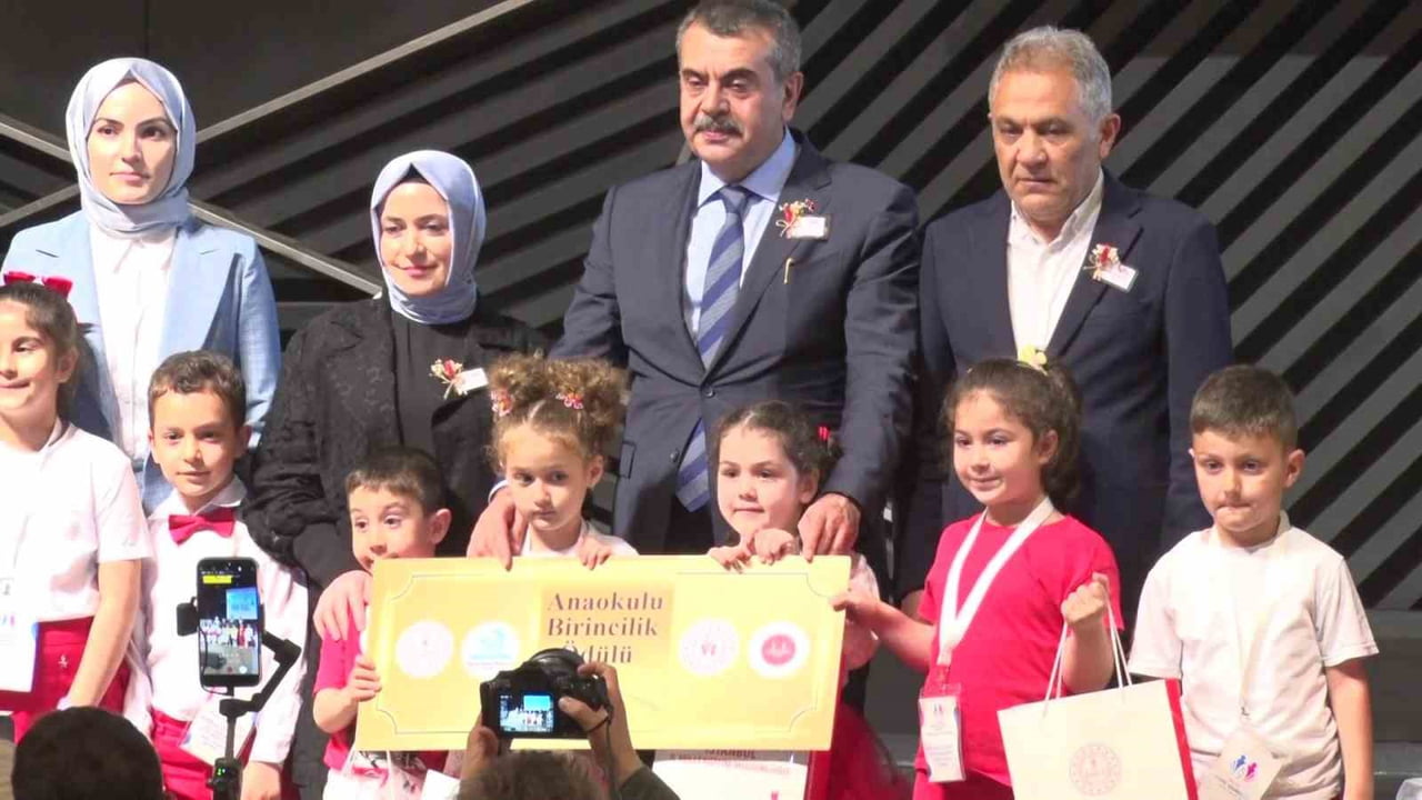 PROGRAM KAPSAMINDA RAMAZAN AYI BOYUNCA SÜSLENEN OKULLARIN ÖĞRENCİLERİNE BAKAN TEKİN TARAFINDAN...