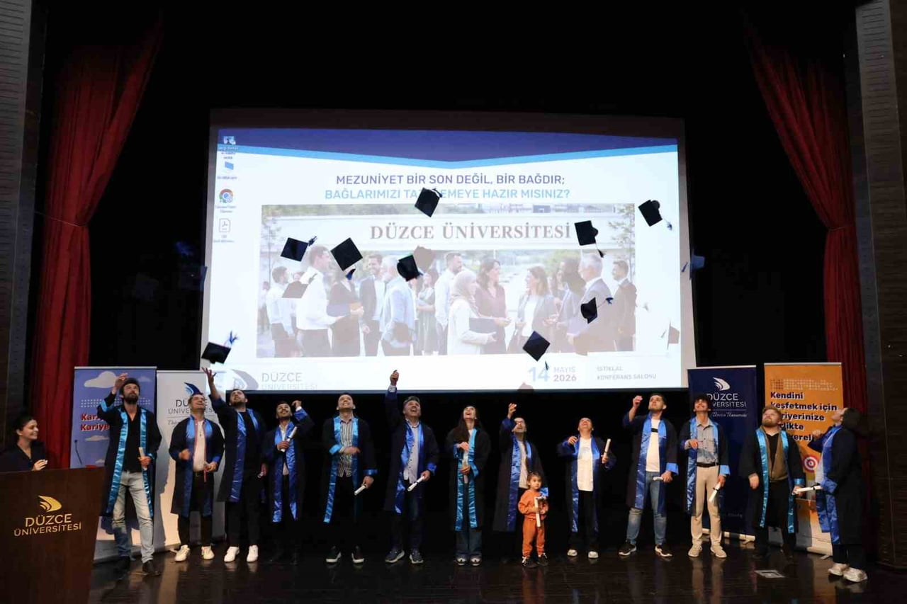 PROGRAM SONUNDA MEZUNLAR İÇİN SEMBOLİK KEP ATMA TÖRENİ GERÇEKLEŞTİRİLİRKEN, YILLAR SONRA YENİDEN...