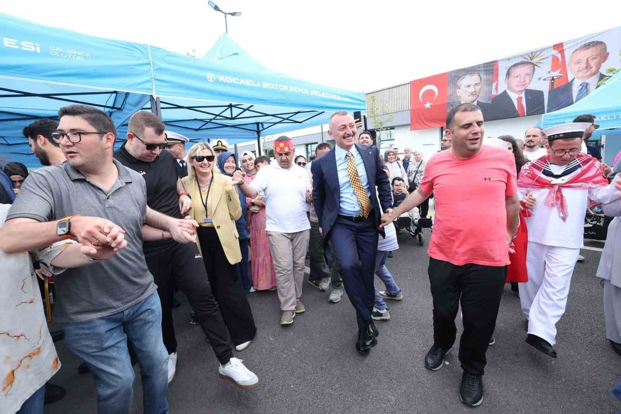 PROGRAMDA KOCAELİ BÜYÜKŞEHİR BELEDİYE BAŞKANI TAHİR BÜYÜKAKIN, DAVUL ZURNA EŞLİĞİNDE GENÇLERLE...