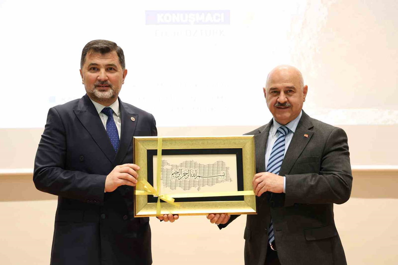 PROGRAMIN SONUNDA DÜZCE ÜNİVERSİTESİ REKTÖRÜ PROF. DR. NEDİM SÖZBİR(SAĞDA) TARAFINDAN DÜZCE...