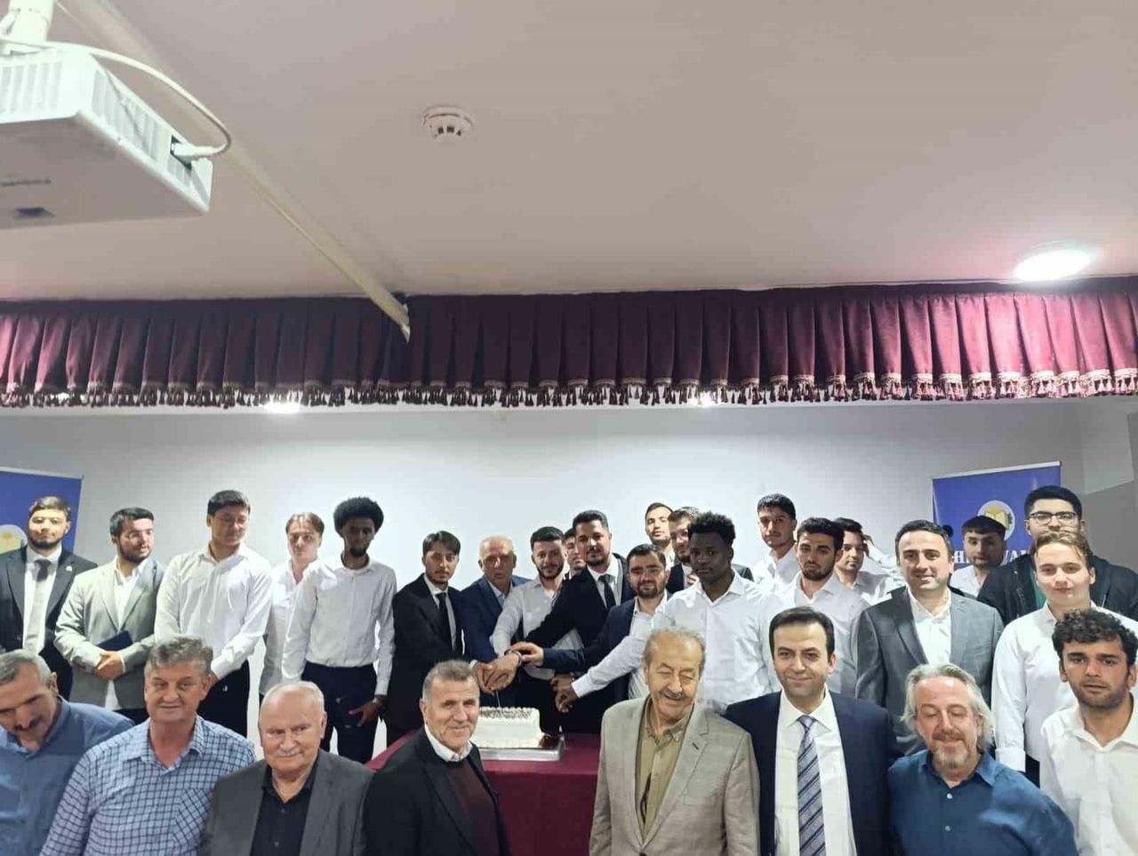 PROGRAMIN SONUNDA ÖĞRENCİLER VE DAVETLİLER HATIRA FOTOĞRAFI ÇEKTİRDİ.