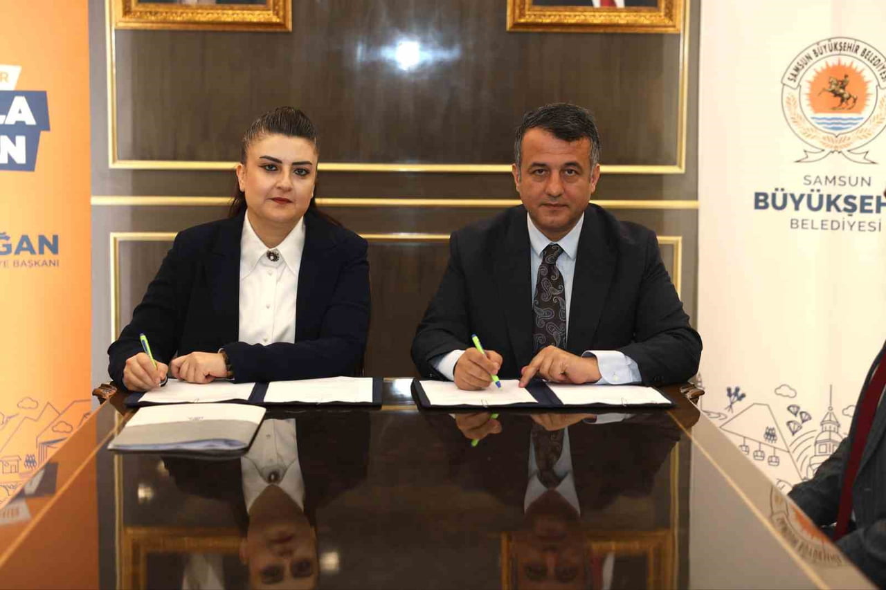 PROTOKOL, SAMSUN BÜYÜKŞEHİR BELEDİYE BAŞKANI HALİT DOĞAN İLE MEHLİKA DİCLE TARAFINDAN...