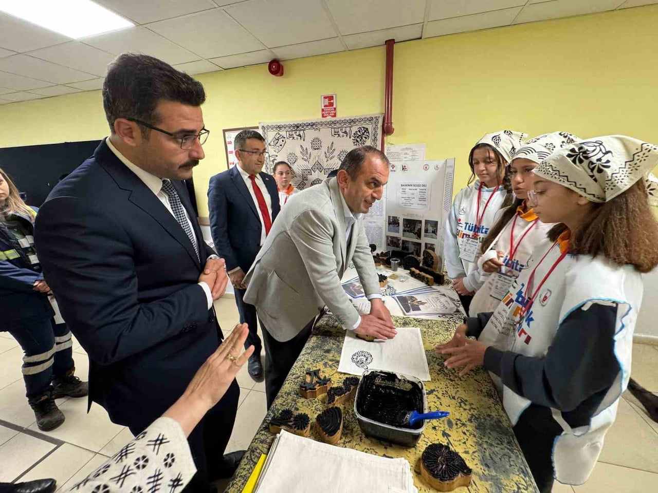 PROTOKOL ÜYELERİ ÖĞRENCİLERDEN PROJELERİ HAKKINDA BİLGİ ALDI.