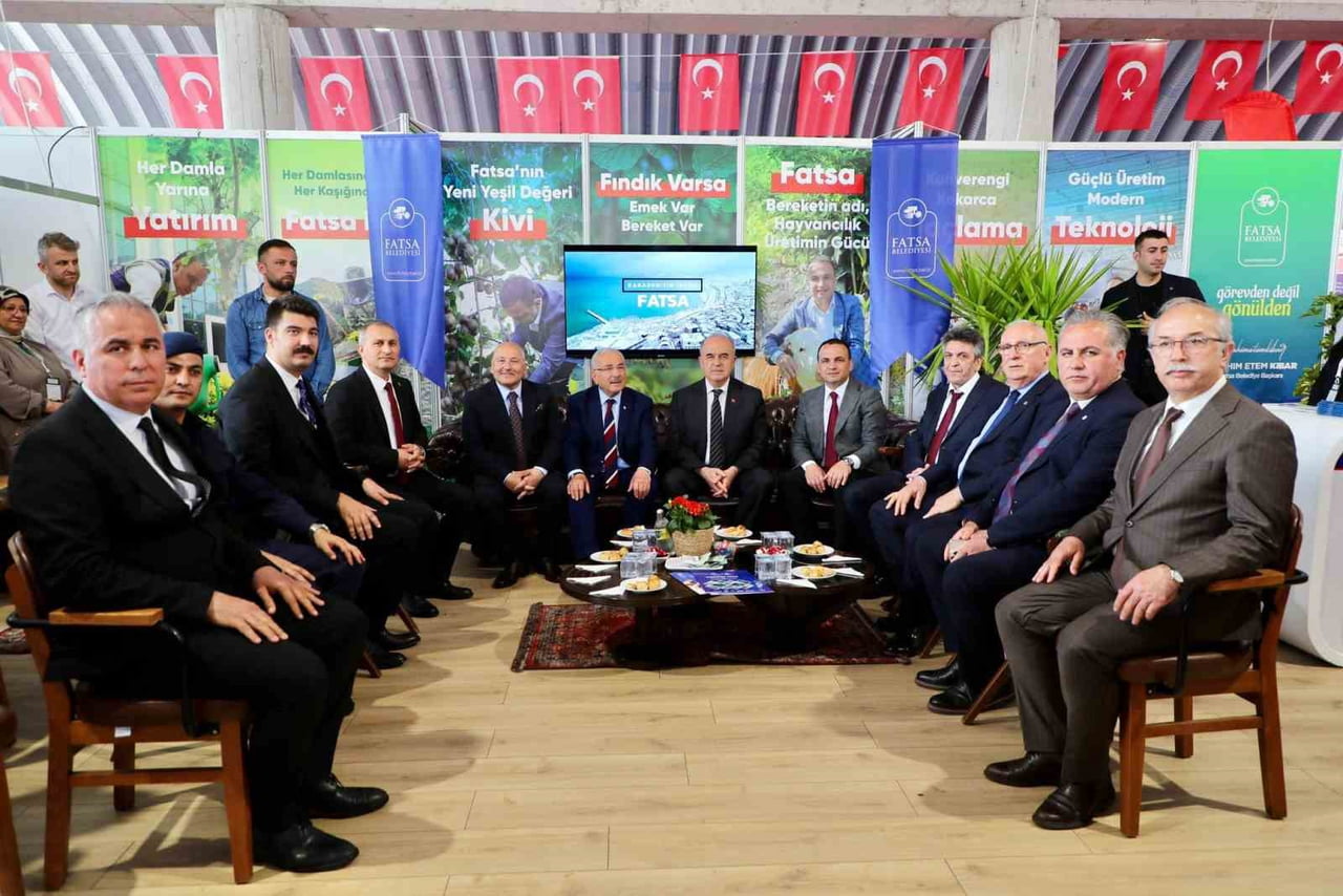 PROTOKOL ÜYELERİ STANTLARI ZİYARET ETTİ