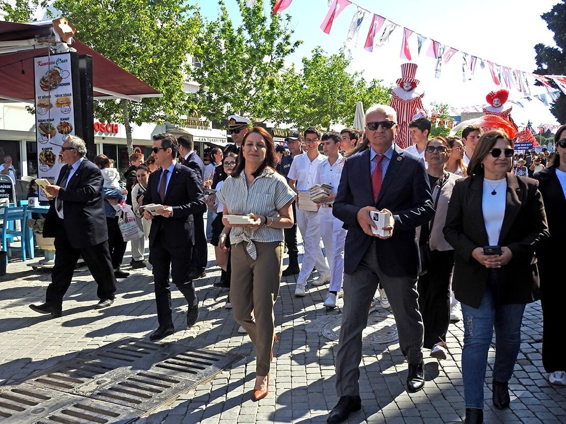 PROTOKOL ÜYELERİ YÜRÜYÜŞ BOYUNCA VATANDAŞLARA VE ESNAFA KİTAP DAĞITTI