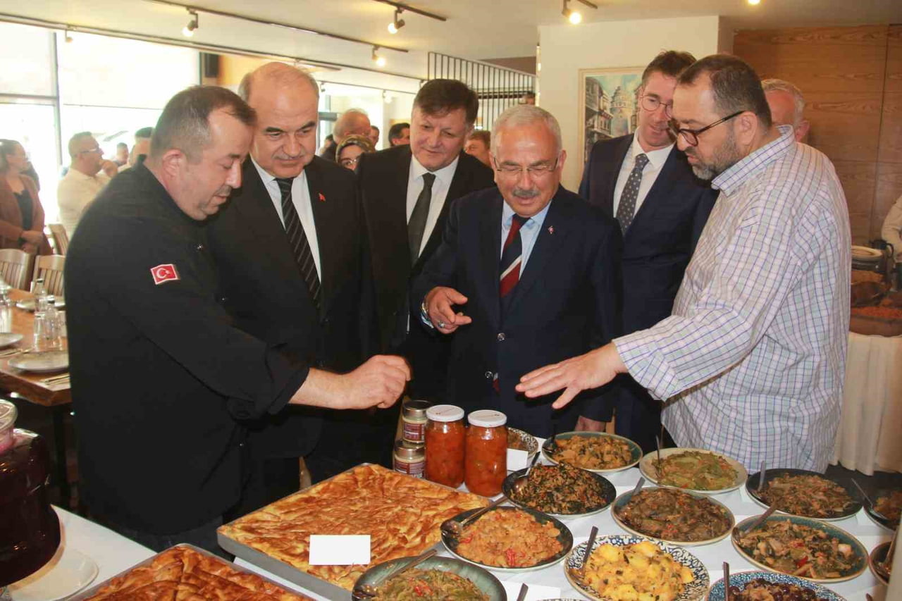 PROTOKOL ÜYELERİNE YEMEKLERİN TANITILMASI