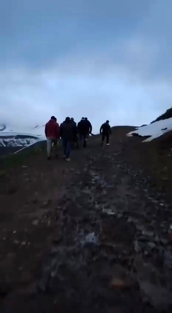 PÜLÜMÜR İLÇESİNDE MANTAR TOPLAMAK İÇİN ÇIKTIĞI DAĞLIK ALANDA AYAĞINI BURKARAK MAHSUR KALAN...