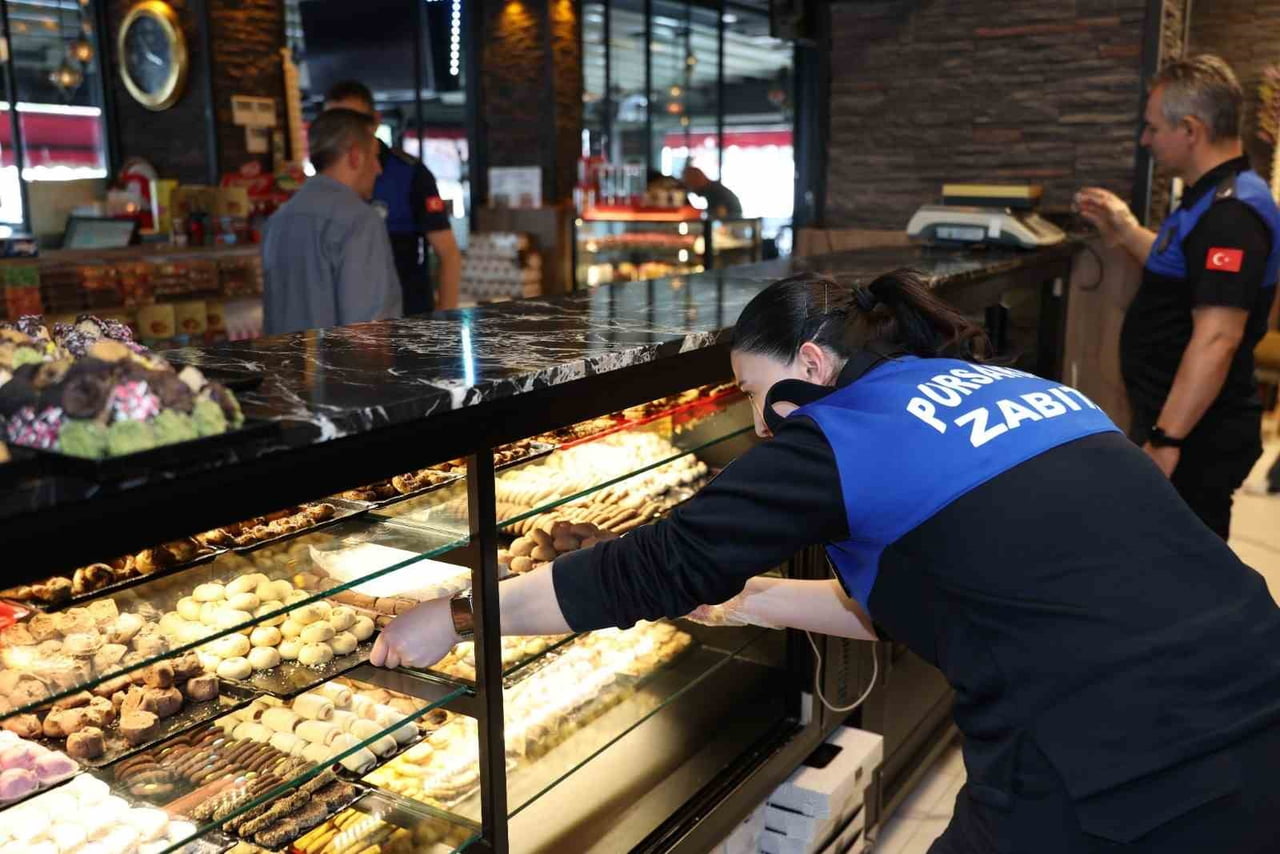 PURSAKLAR BELEDİYESİ ZABITA MÜDÜRLÜĞÜ EKİPLERİ, YAKLAŞAN KURBAN BAYRAMI ÖNCESİNDE İLÇEDEKİ TATLI...