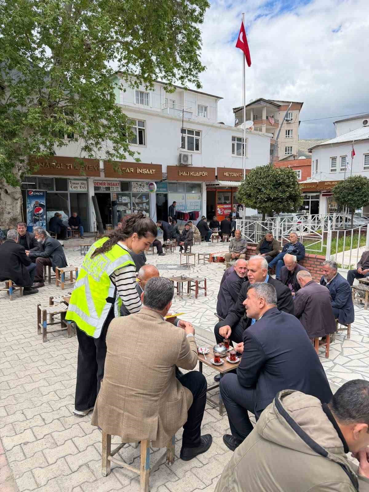 "BİR KURAL BİR ÖMÜR" MOTTOSUYLA VATANDAŞLARA AFİŞ VE BROŞÜR DAĞITILDI. TRAFİK DENETLEME BÜRO...